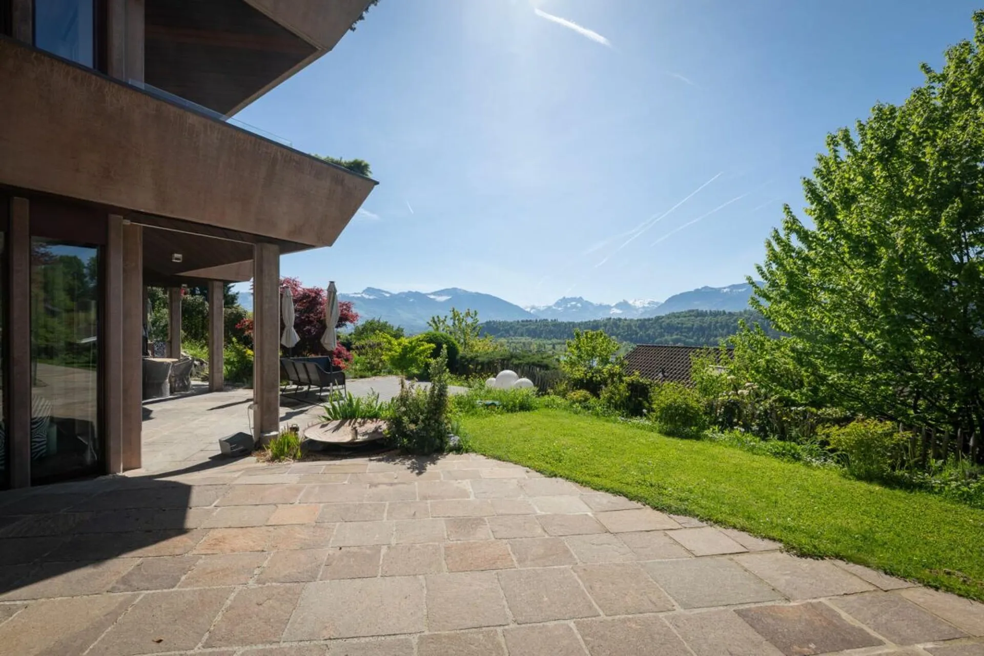 Grosszügige Gartenwohnung mit Panoramablick und hochwertigem Wohnkomfort
