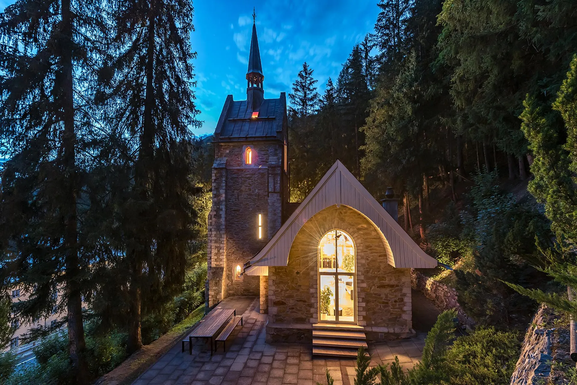 Eine Kirche, ein Wohntraum im Engadin.