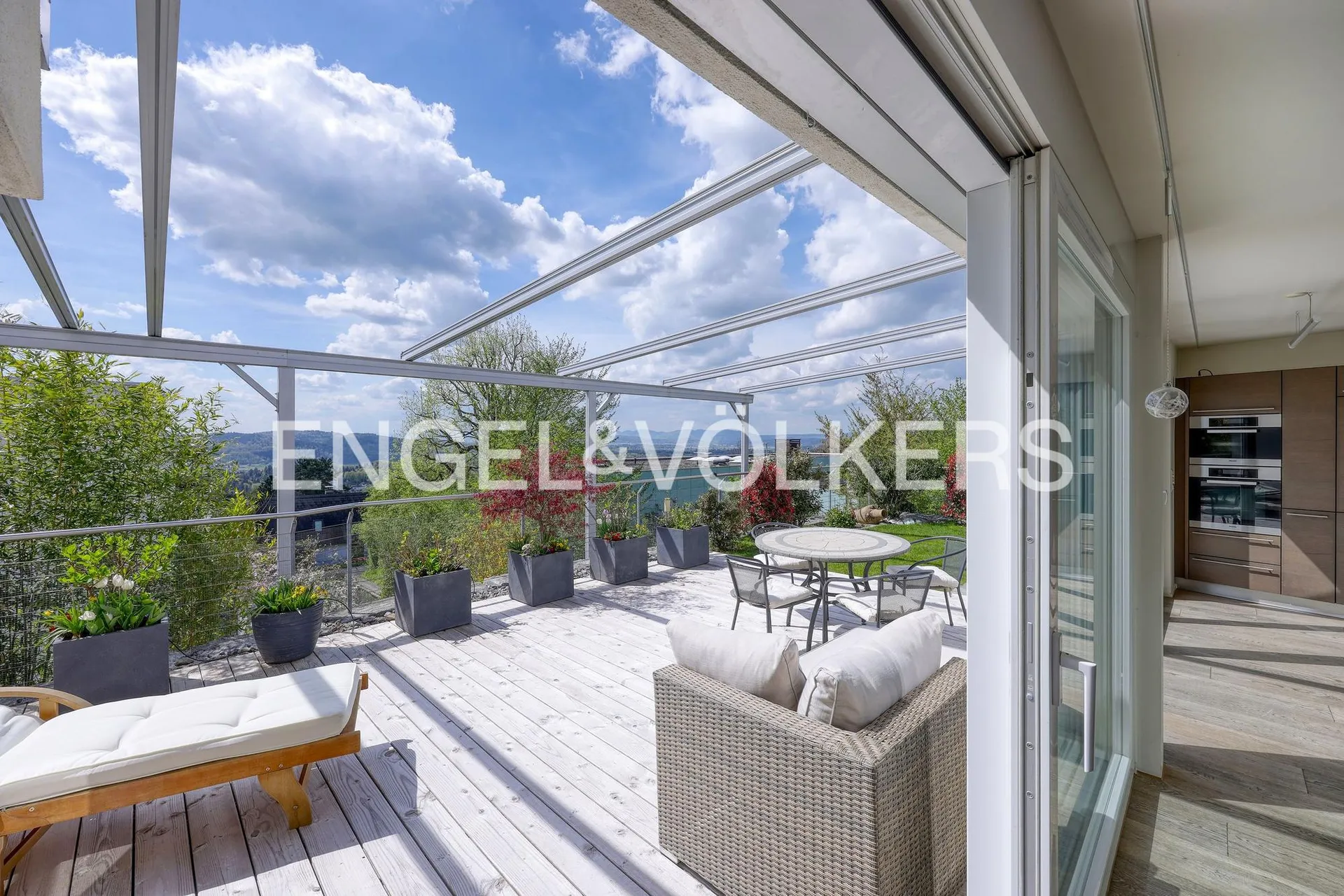 Wohnen an erhöhter Lage: Terrassenwohnung mit Weitblick