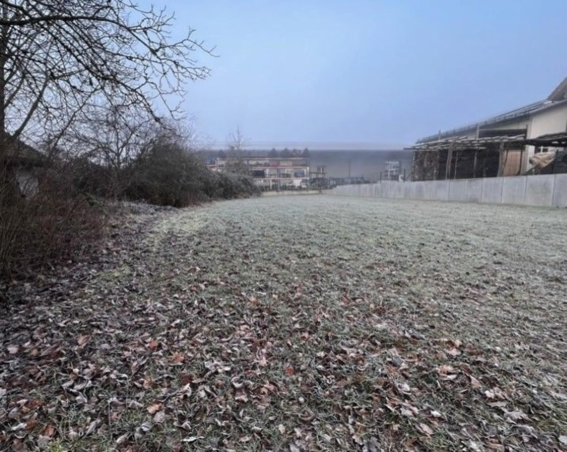 *Bauland mit Abbruchgebäude*