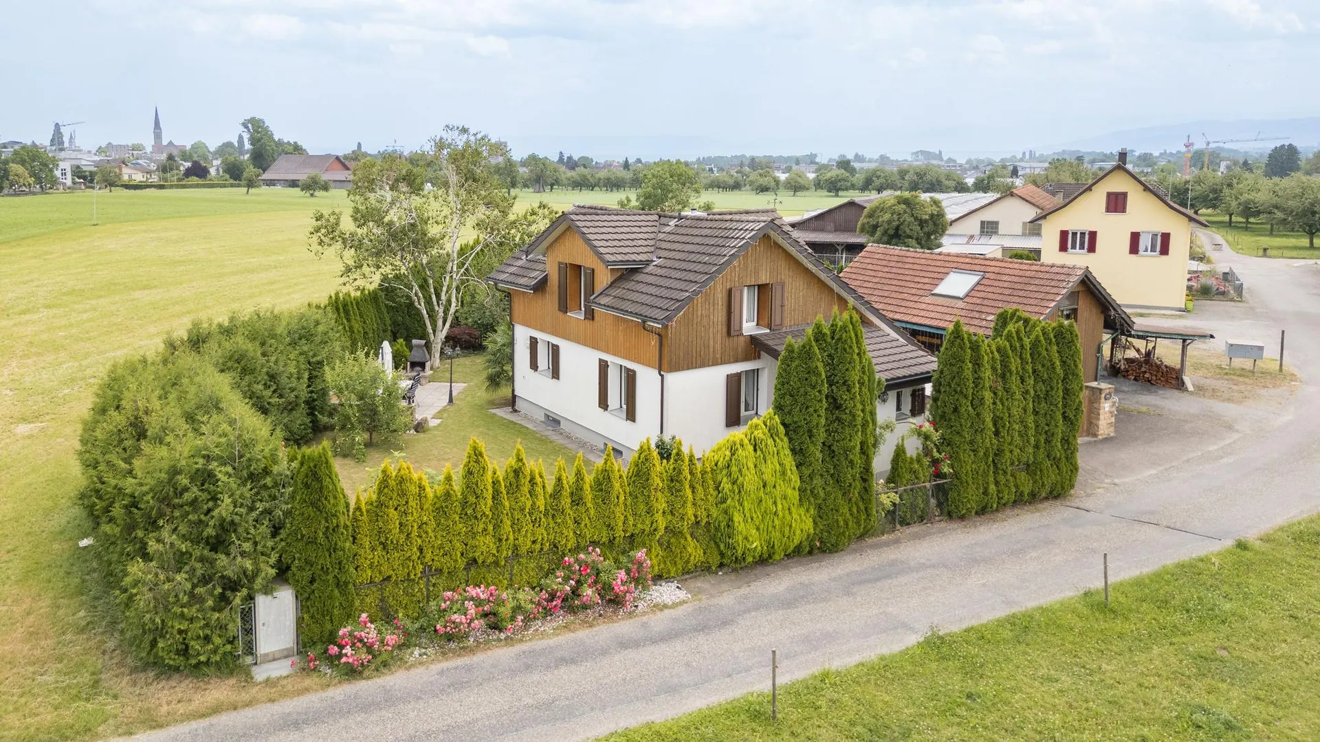 Gemütliches Haus mit zwei Nebengebäuden und Umschwung in Romanshorn