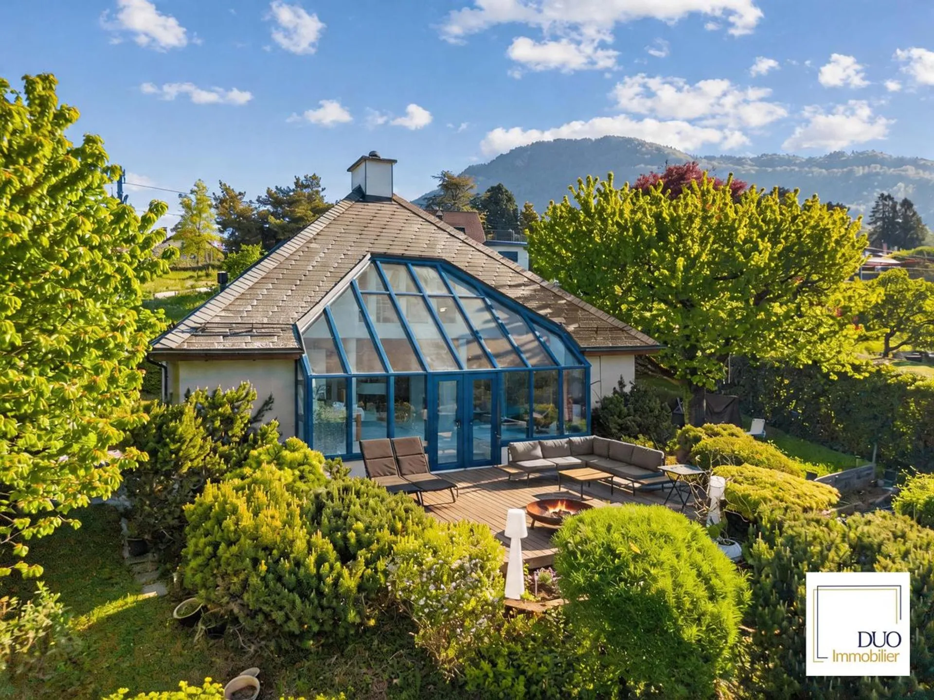 Villa d'architecte avec vue lac, grand jardin et situation privilégiée