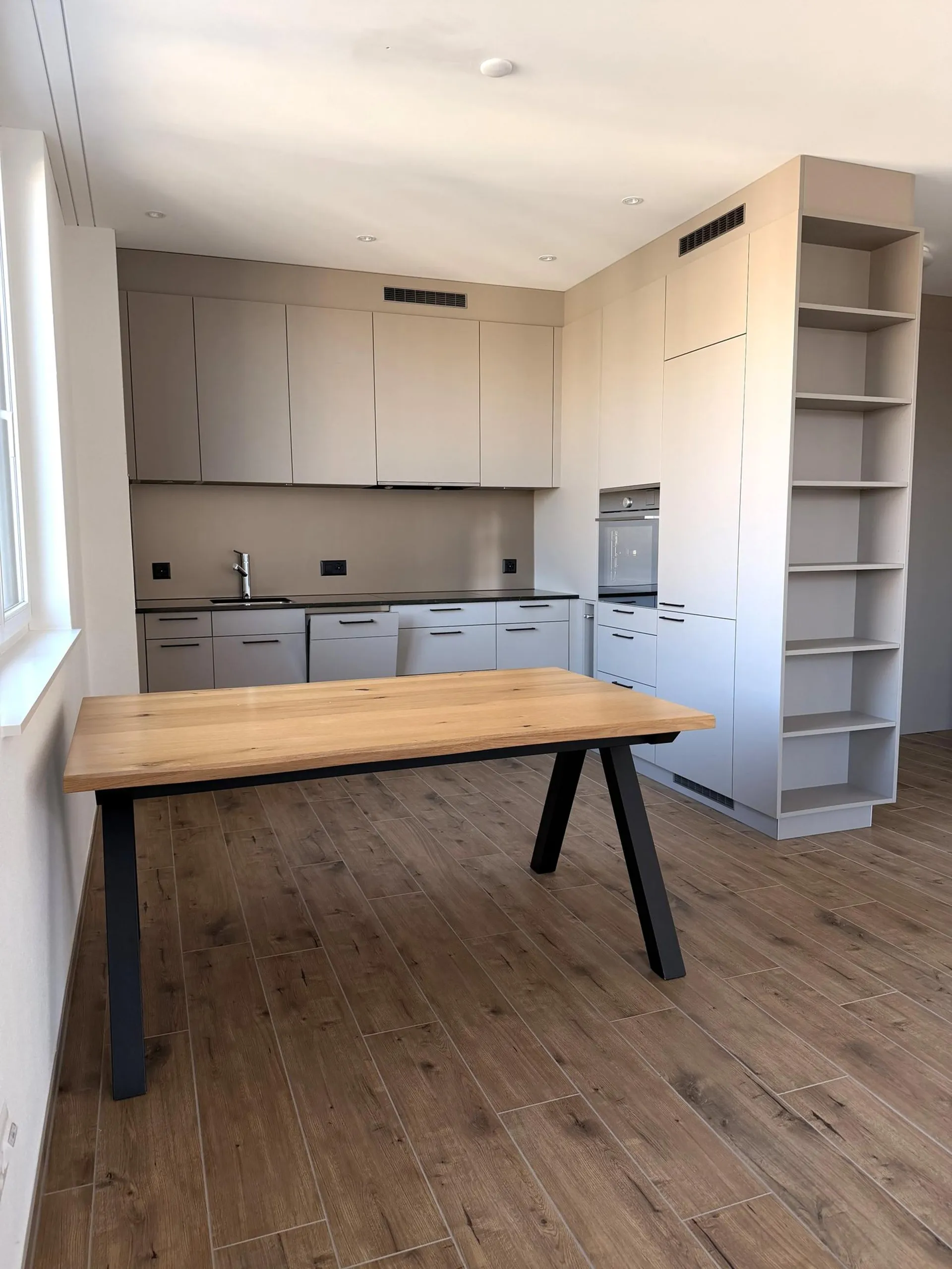 Zentral gelegene, moderne 2.5-Zimmer-Wohnung mit Tiefgaragenplatz