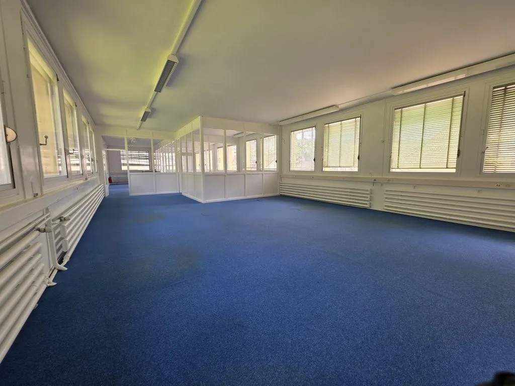 LOCAL IDEAL POUR ATELIER-BUREAUX DE 235M2