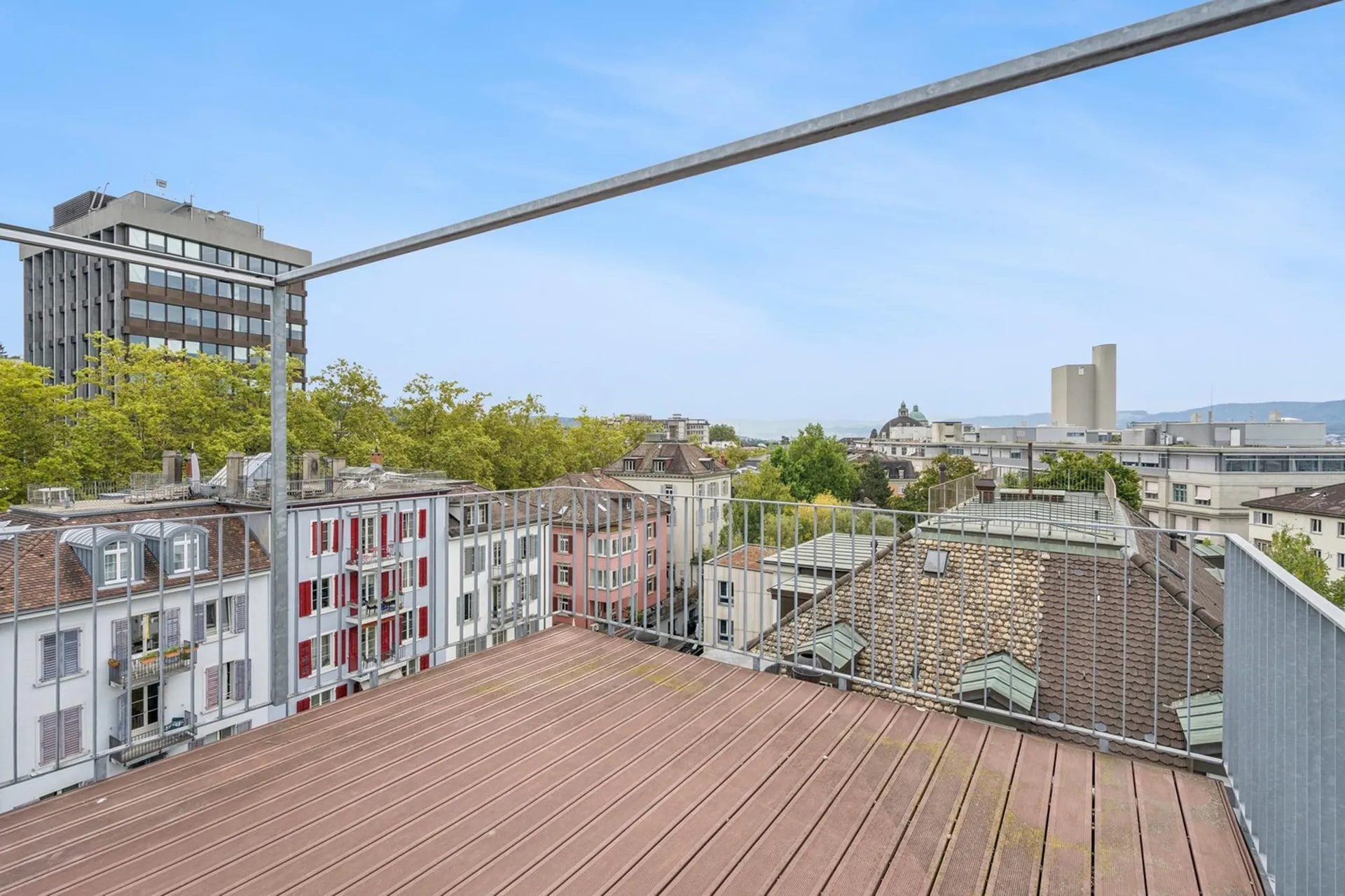 Modern ausgestattete Wohnung über den Dächern von Zürich