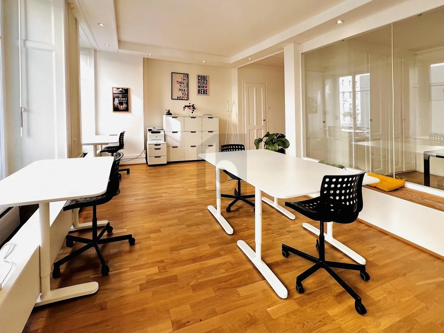 JOLI BUREAU DISPONNIBLE À UNE BELLE ADRESSE