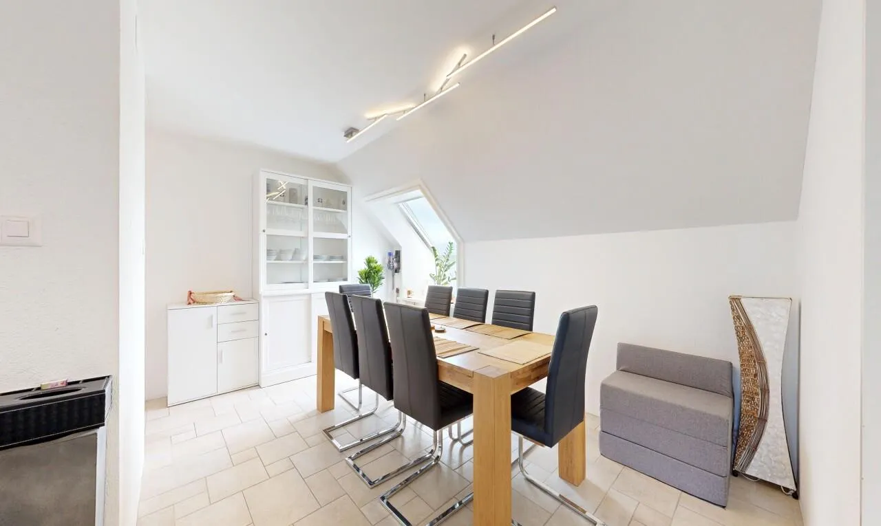 Wohnen mit Charme: Lichtdurchflutete Dachwohnung mit Terrasse
