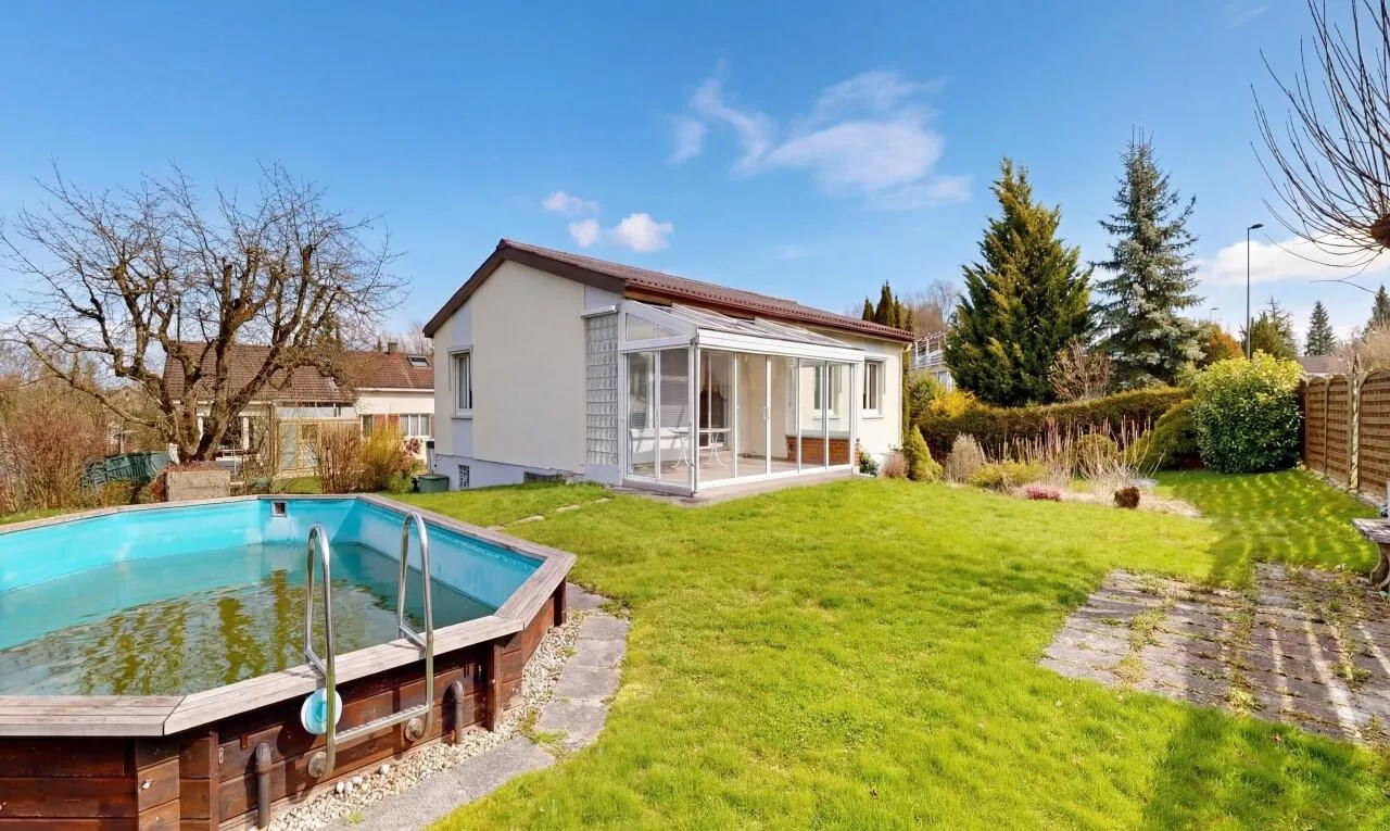 Freistehendes EFH mit grossem Garten, Aussenpool und Wintergarten