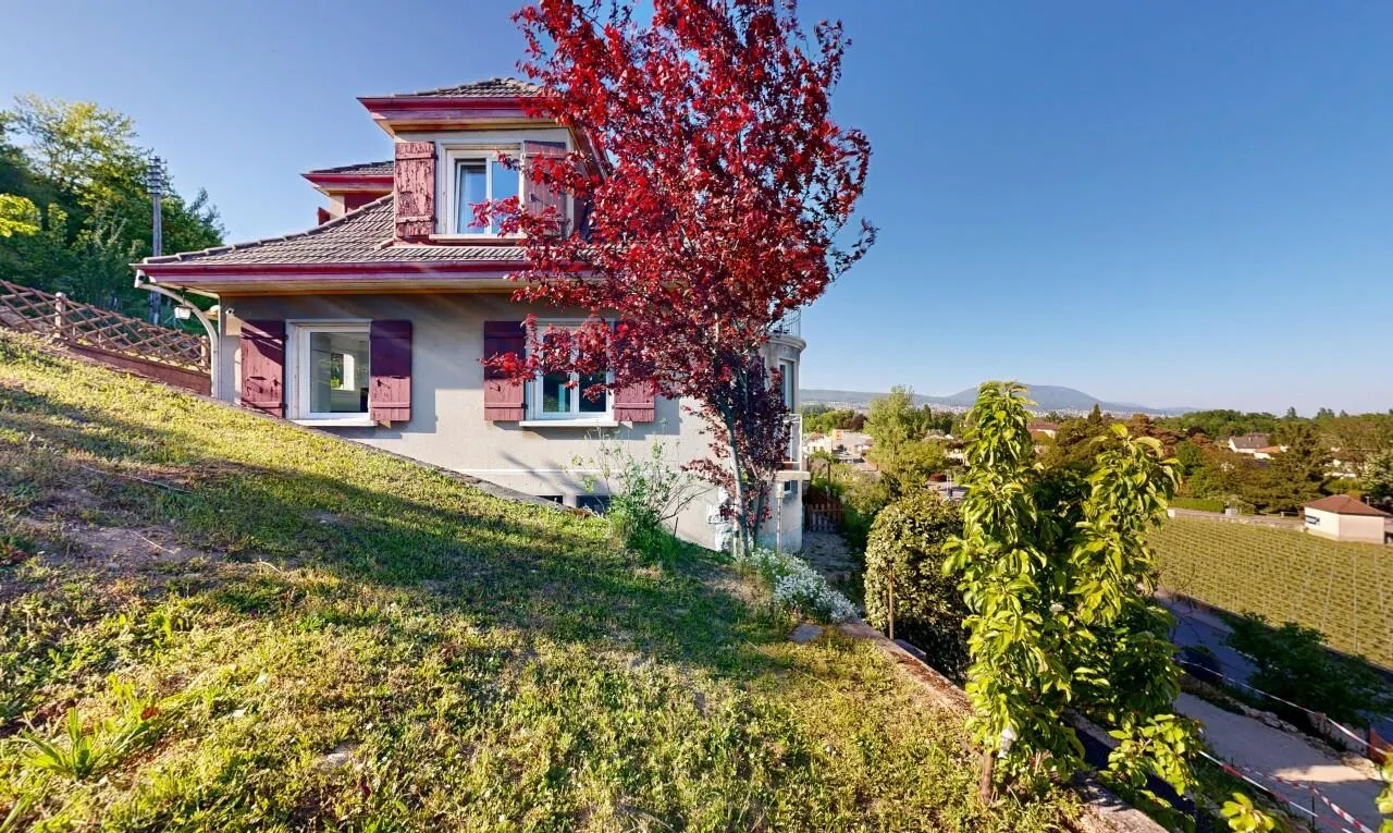 Villa 8 pièces à Cortaillod : volumes d'exception et 4 chambres