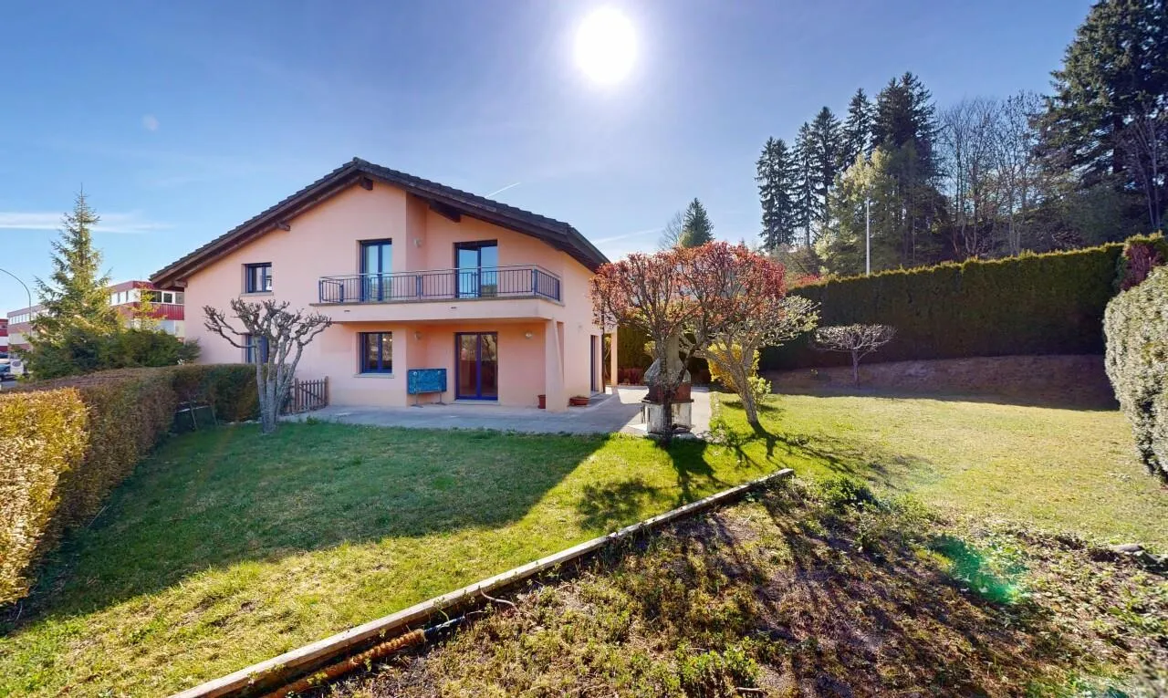 Villa de 6,5 pièces au calme avec garage 5 places et grand jardin