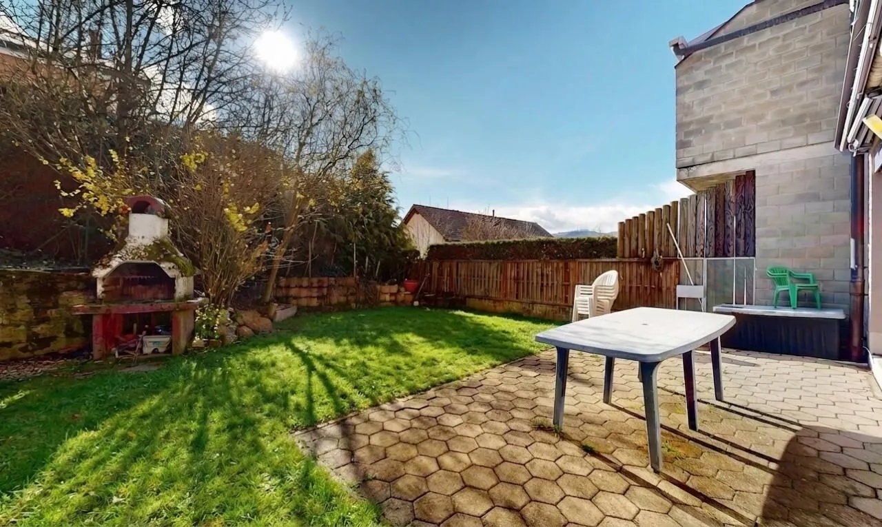 Maison mitoyenne dans un quartier familial avec jardin