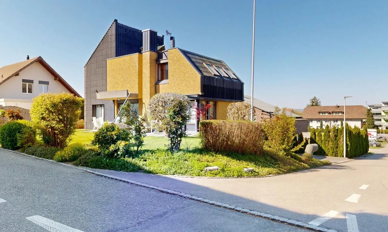 Haus mit einzigartiger Architektur und grossem Gartenparadies