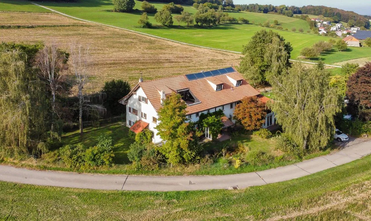 Spacieux triplex avec terrasse, jardin et piscine intérieure