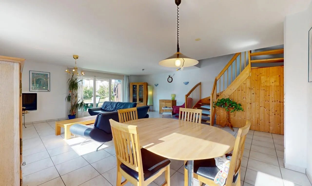 Confort, lumière et jardin privé – superbe duplex à Morat