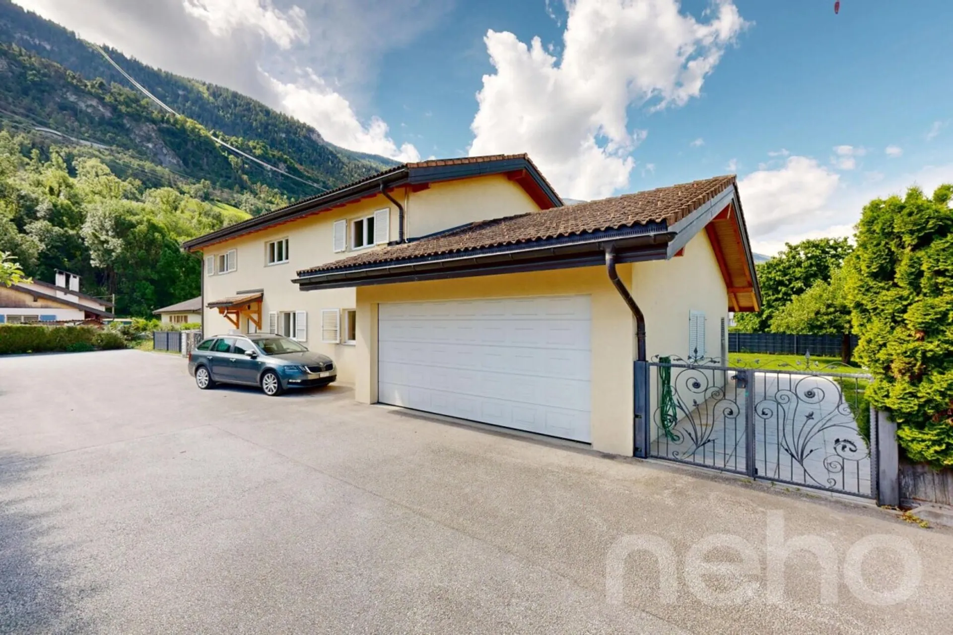 Spacieuse maison individuelle avec cuisine moderne et vaste terrasse