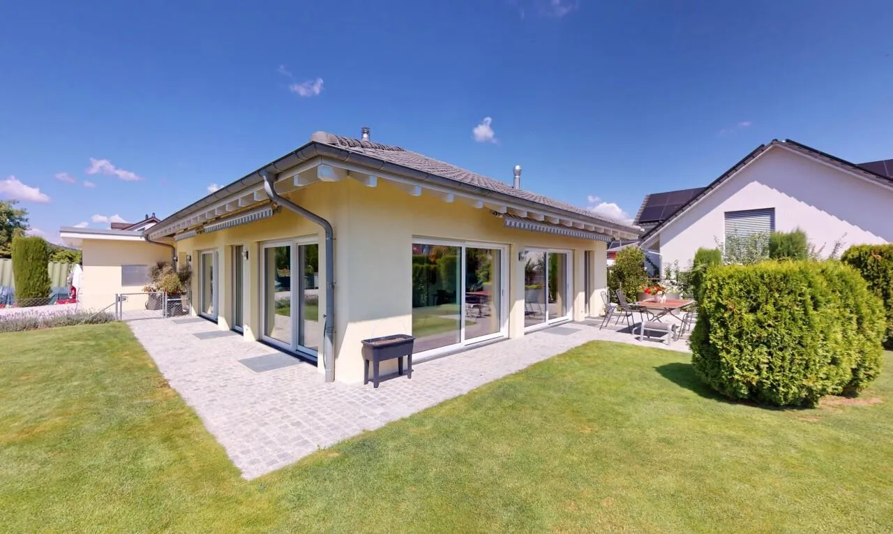 Elegantes Einfamilienhaus mit Garten und Carport für Wohnmobil