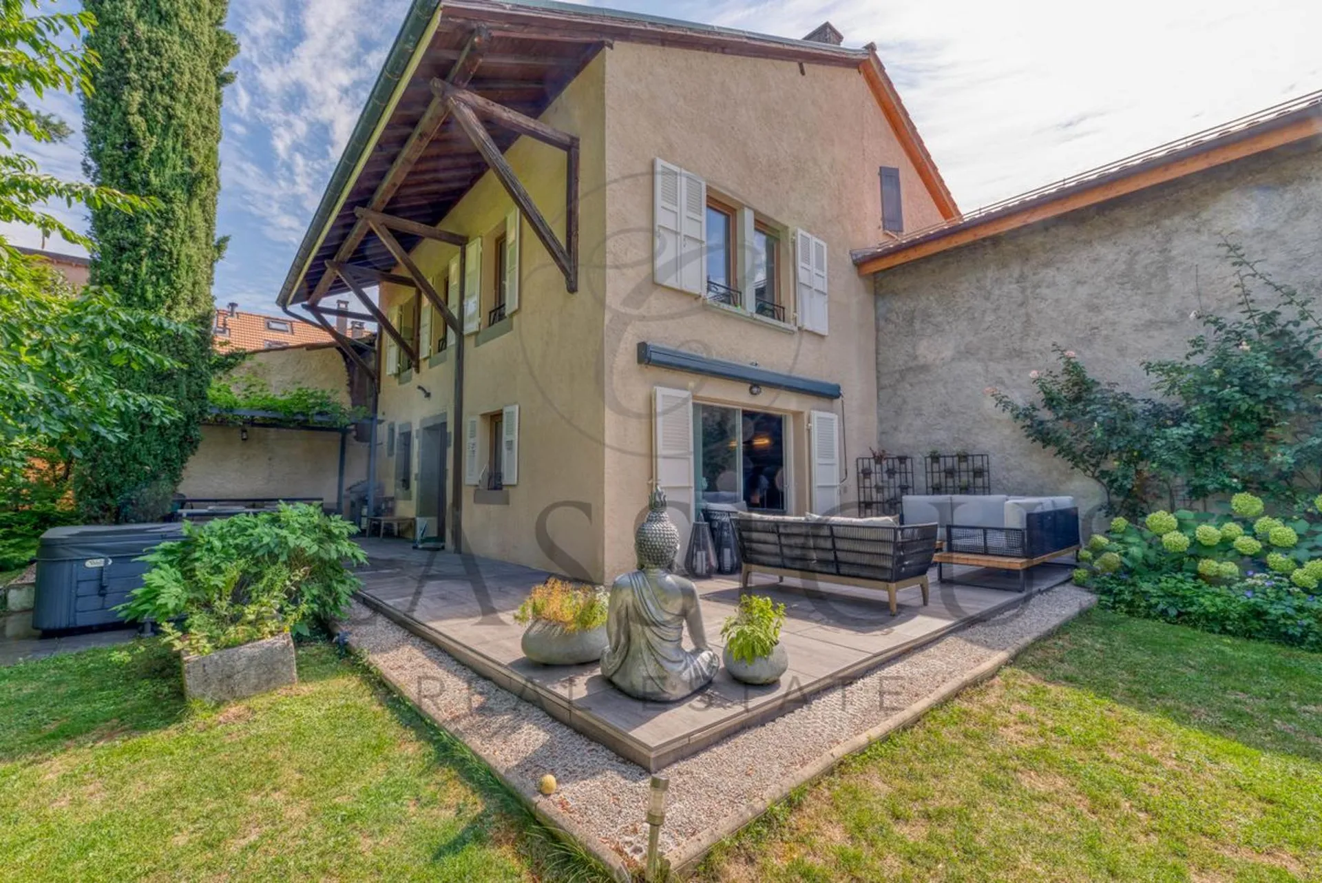 Maison de caractère XVIIIe - 330 m², jardin arboré & terrasse jacuzzi à Aire-la-Ville