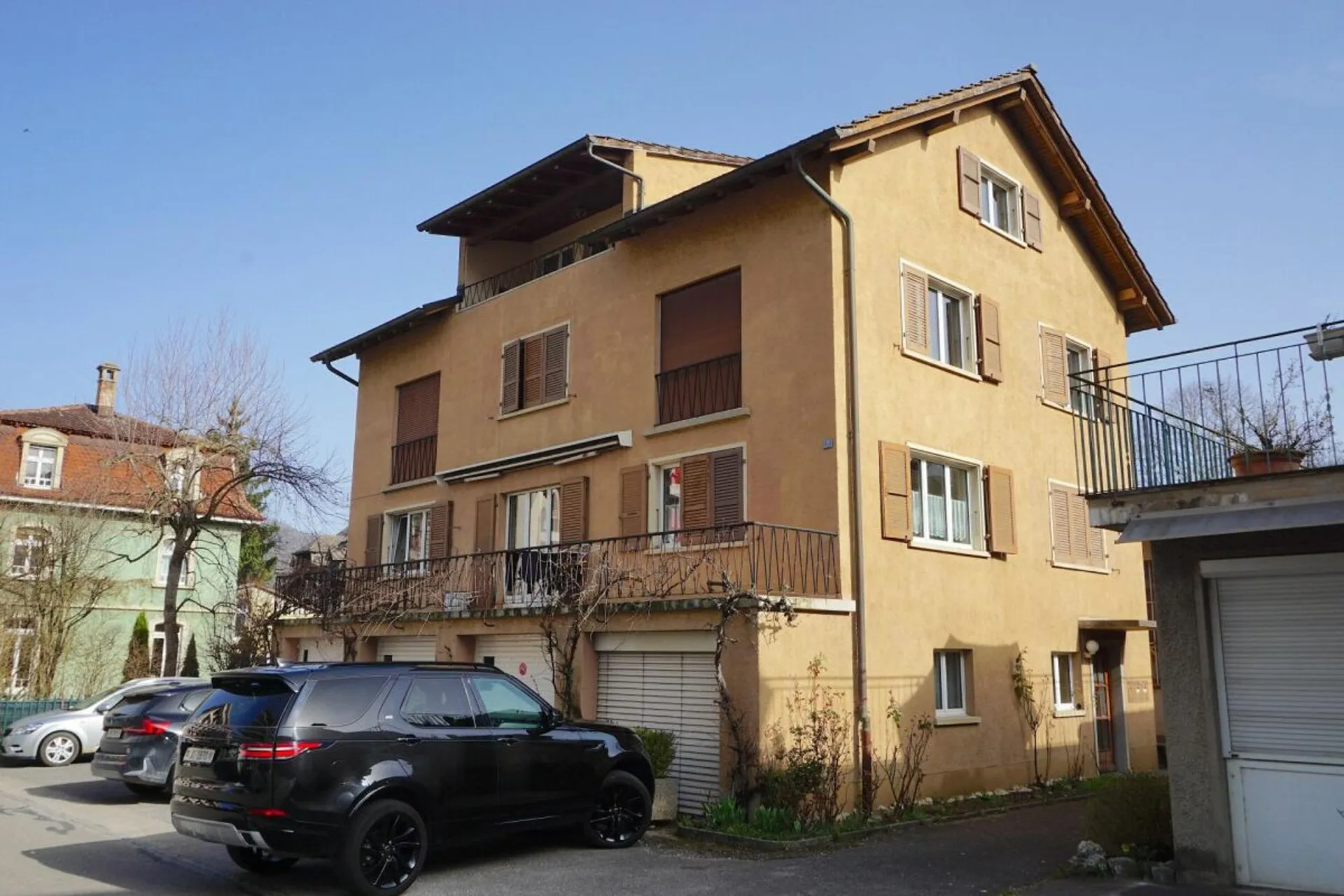 ARI-253 - Immeuble de 3 appartements, 3 garages et 2 places de parking à proximité de la gare CFF