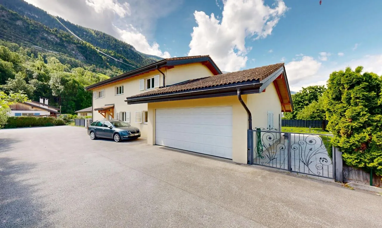 Spacieuse maison individuelle avec cuisine moderne et vaste terrasse