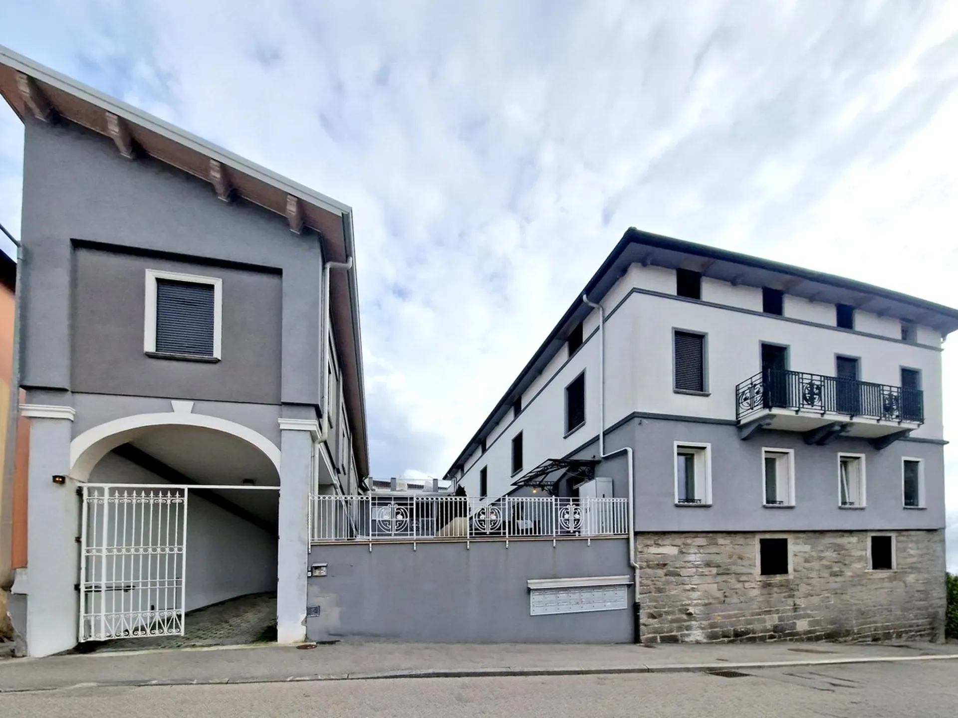 Porzione di residenza affittata con unità abitative e commerciali.