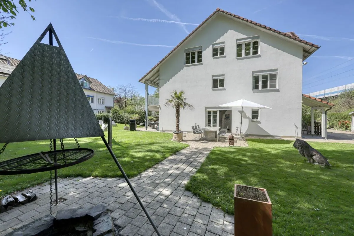 Familienfreundliches 5.5-Zimmer-Doppeleinfamilienhaus mit idyllischem Umschwung und Erweiterungspotenzial