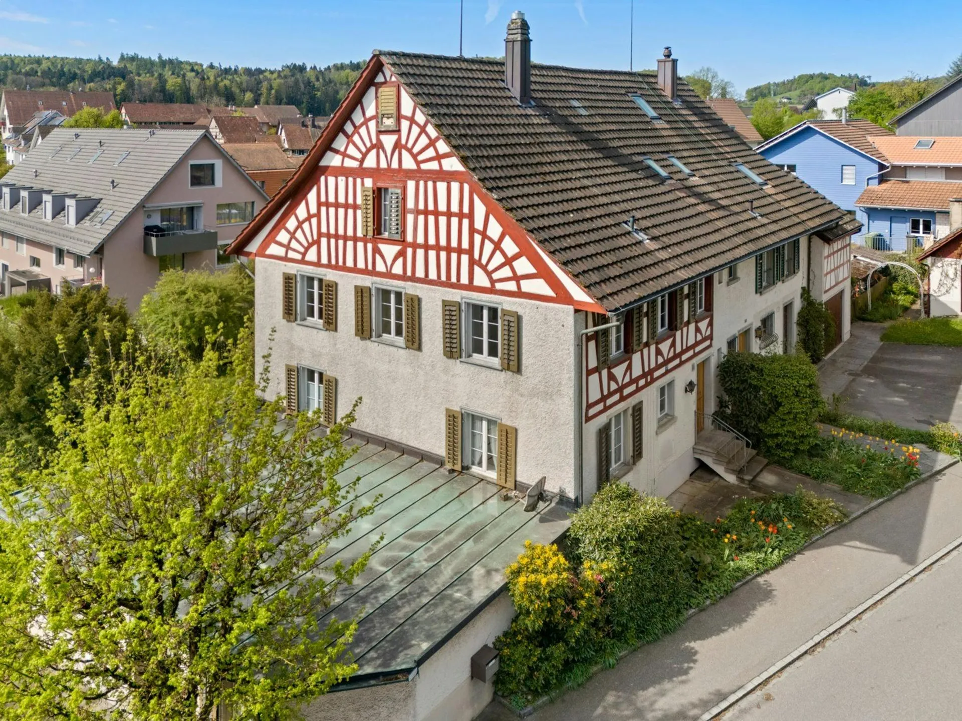 Charmantes Doppeleinfamilienhaus mit grossem Garten und viel Potential an ruhiger Lage
