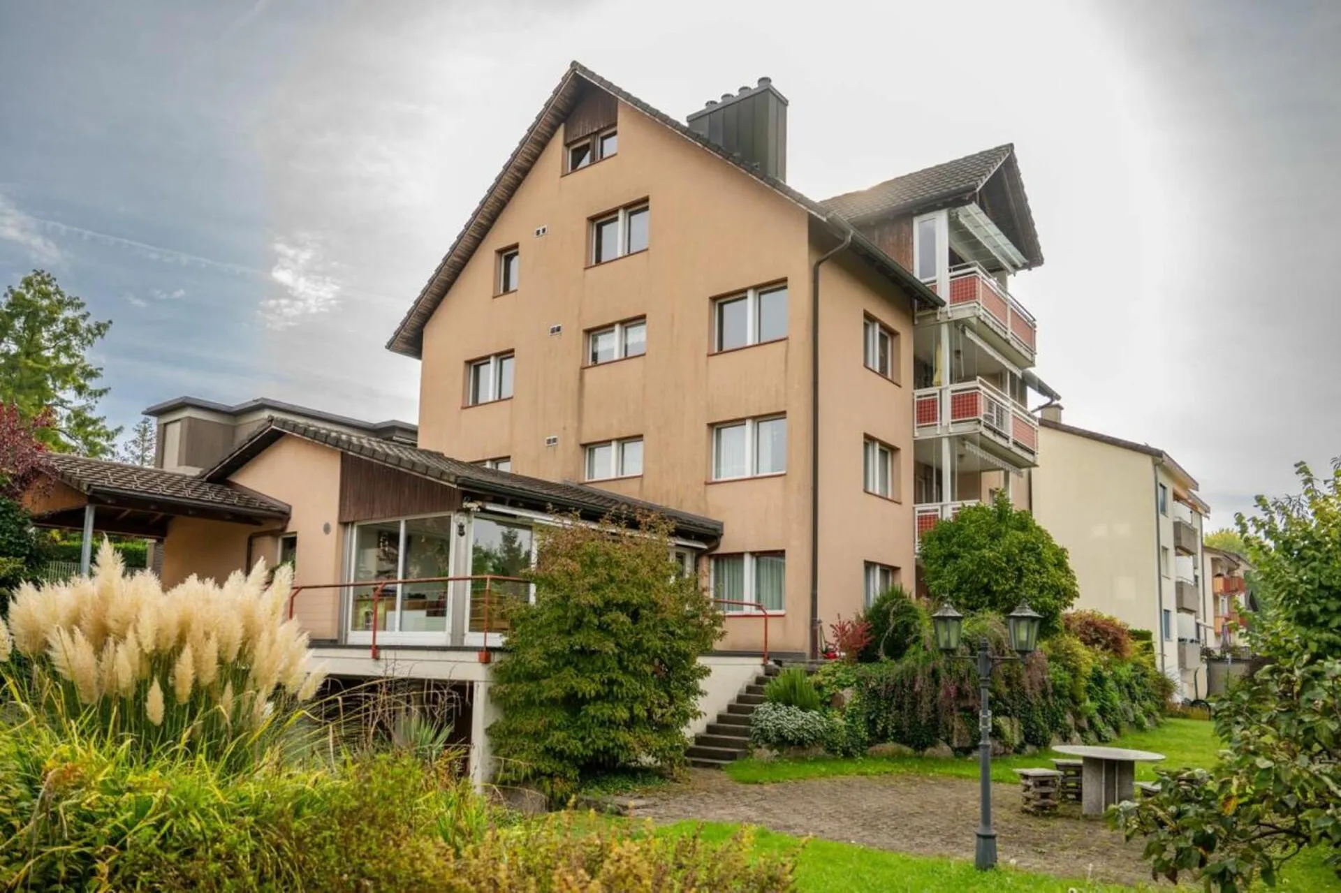 Grosszügige, lichtdurchflutete Dach-Maisonette-Wohnung an Top-Lage mit Fernsicht