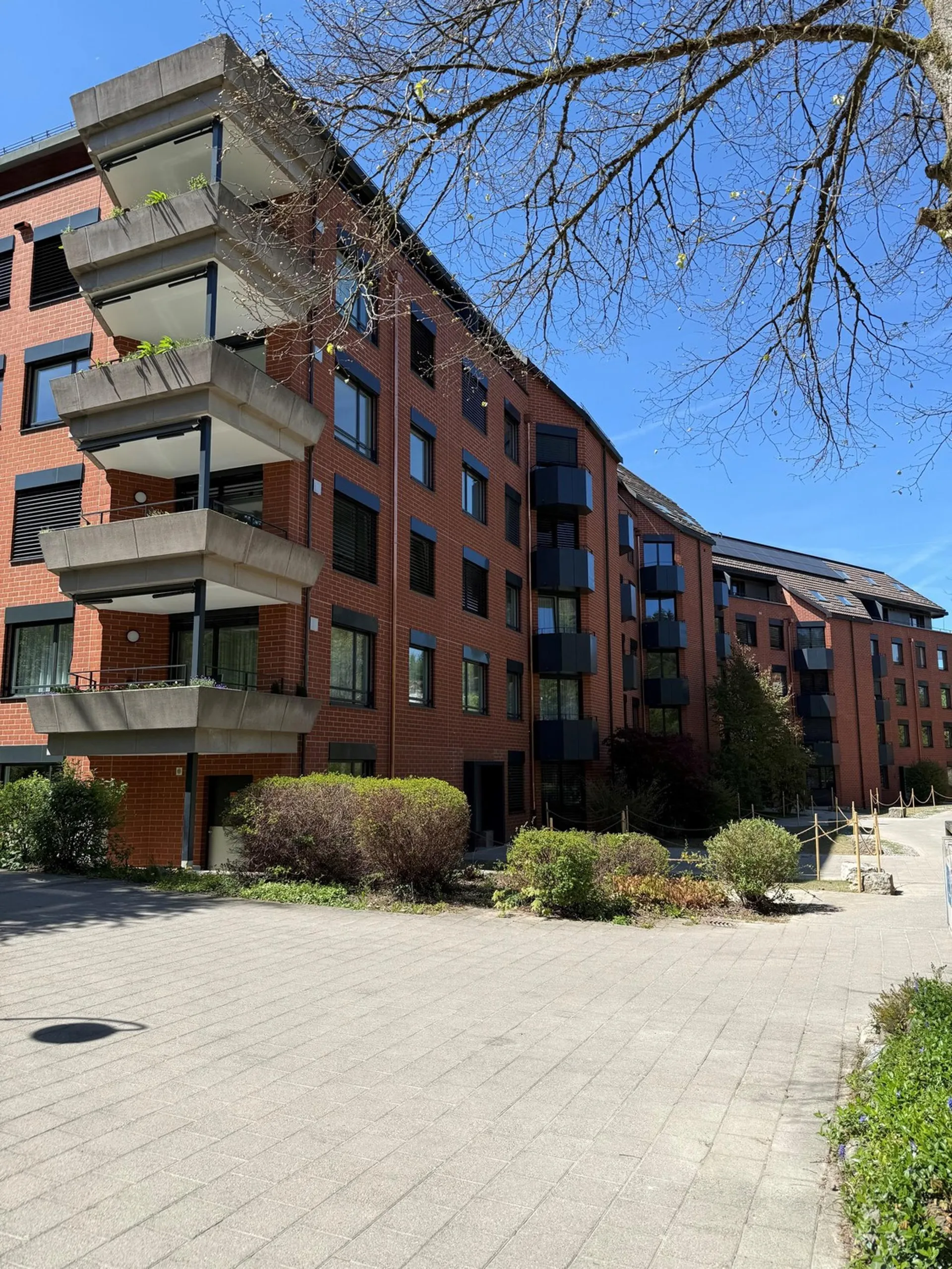 Lichtdurchflutete 3.5 Zimmer-Wohnung mit Gartensitzplatz im Brünnlipark Opfikon
