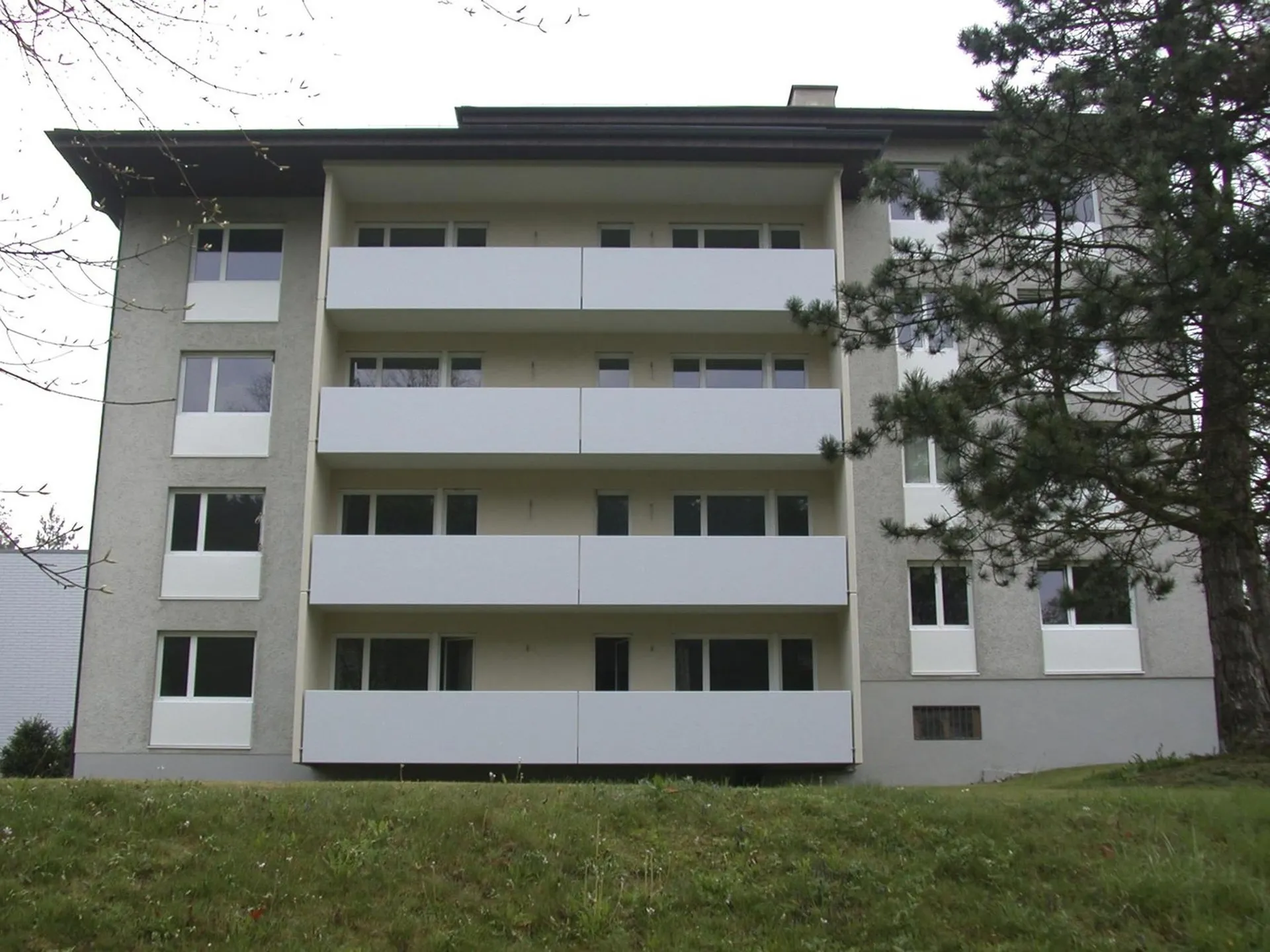 Ruhige 4.5-Zimmer-Wohnung mit Balkon und Garage in Nürensdorf
