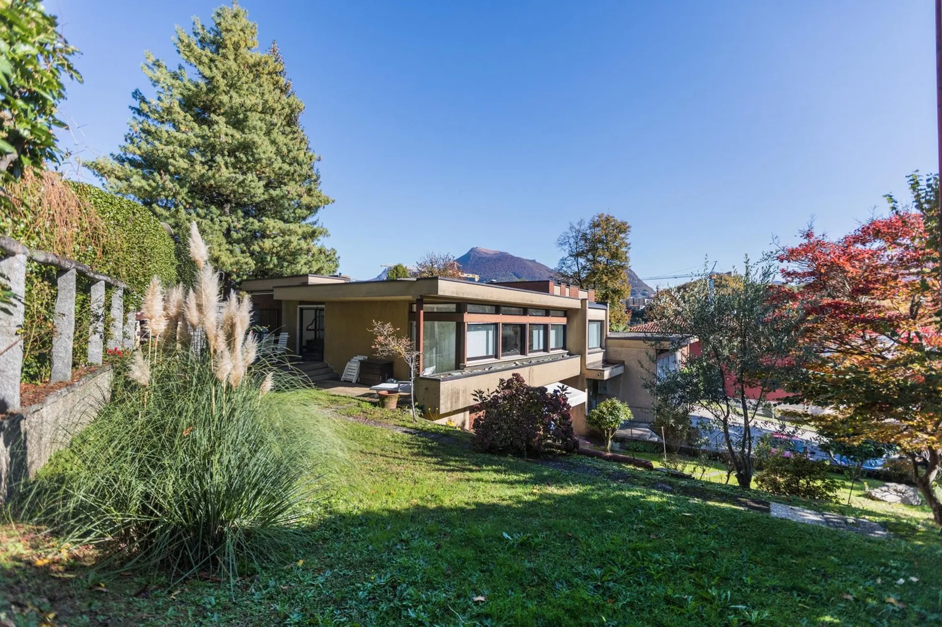 LUGANO – BREGANZONA – Bellissimo attico di 210 mq in una moderna proprietà di soli 3 appartamenti.