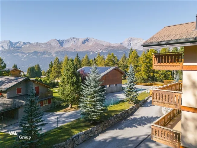 Geräumiges Duplex in Attika, in einer kleinen Residenz, nur einen Steinwurf vom Golf entfernt