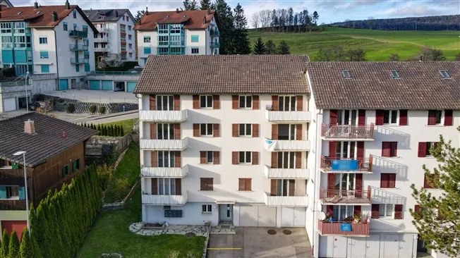 Tavannes, Investitionsgebäude mit 8 Wohnungen, 2 Garagen und 7 Parkplätzen