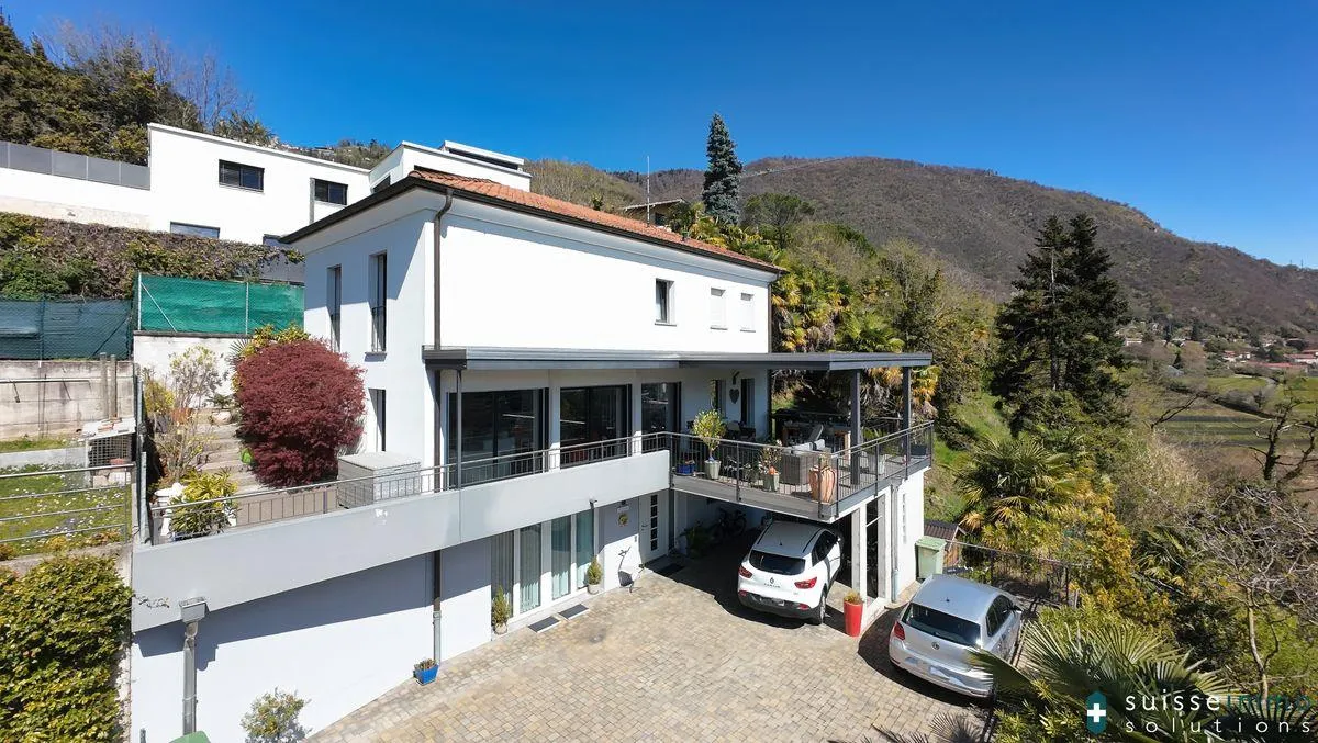 Casa unifamiliare immersa nel verde con vista panoramica e ampia te...