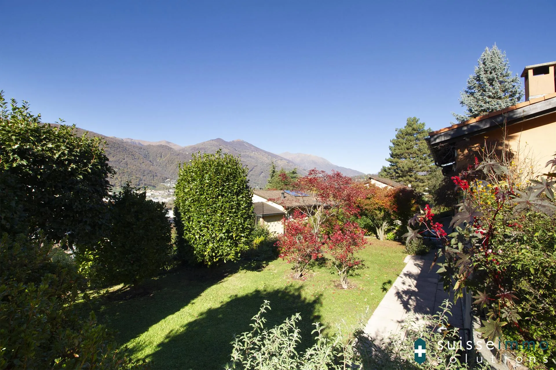 Vezia, confortevole Villa Bifamiliare con Giardino 