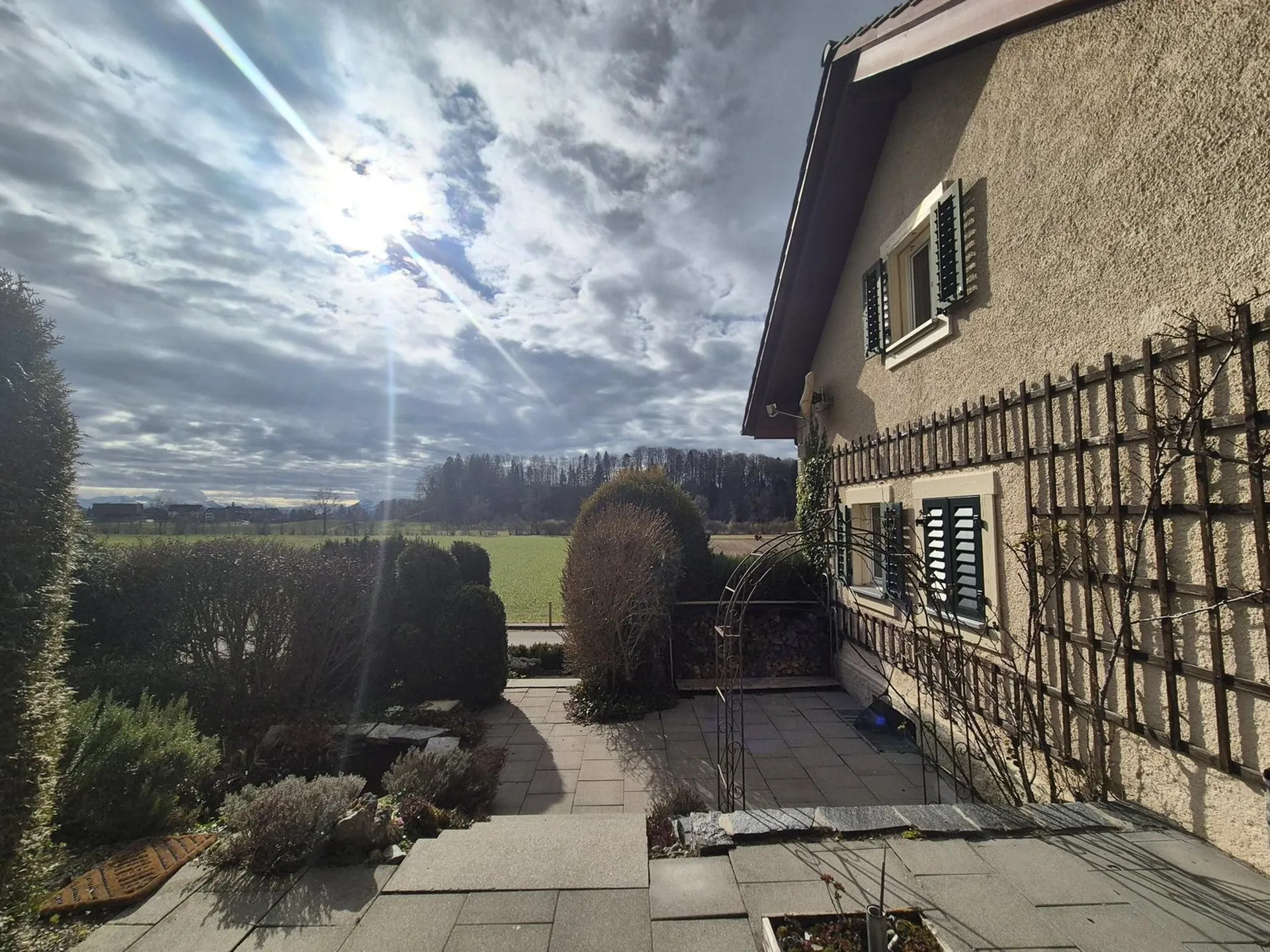 Freistehendes Einfamilienhaus mit traumhaftem Garten und viel Privatsphäre in Seenähe