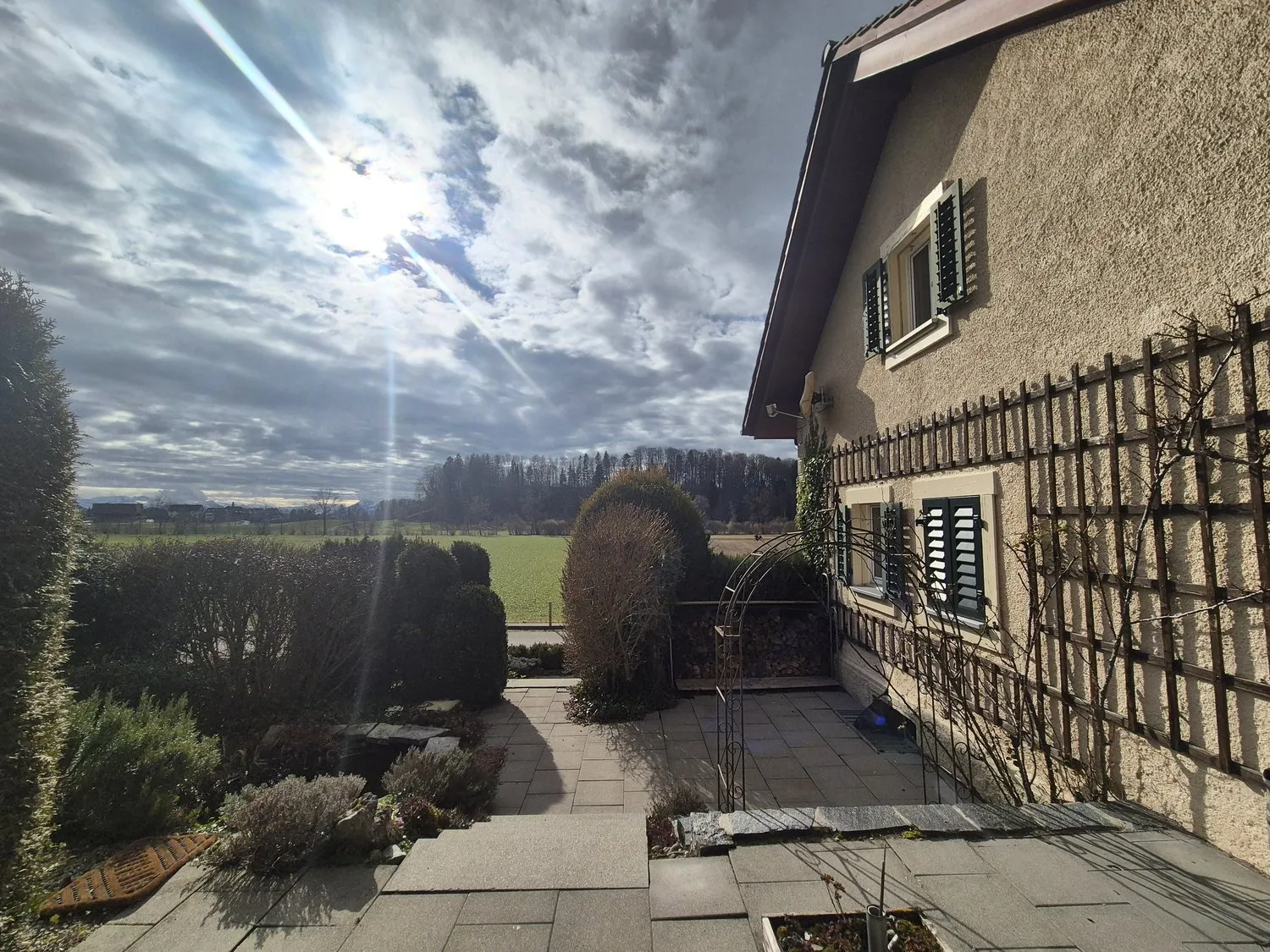 Freistehendes Einfamilienhaus mit traumhaftem Garten und viel Privatsphäre in Seenähe