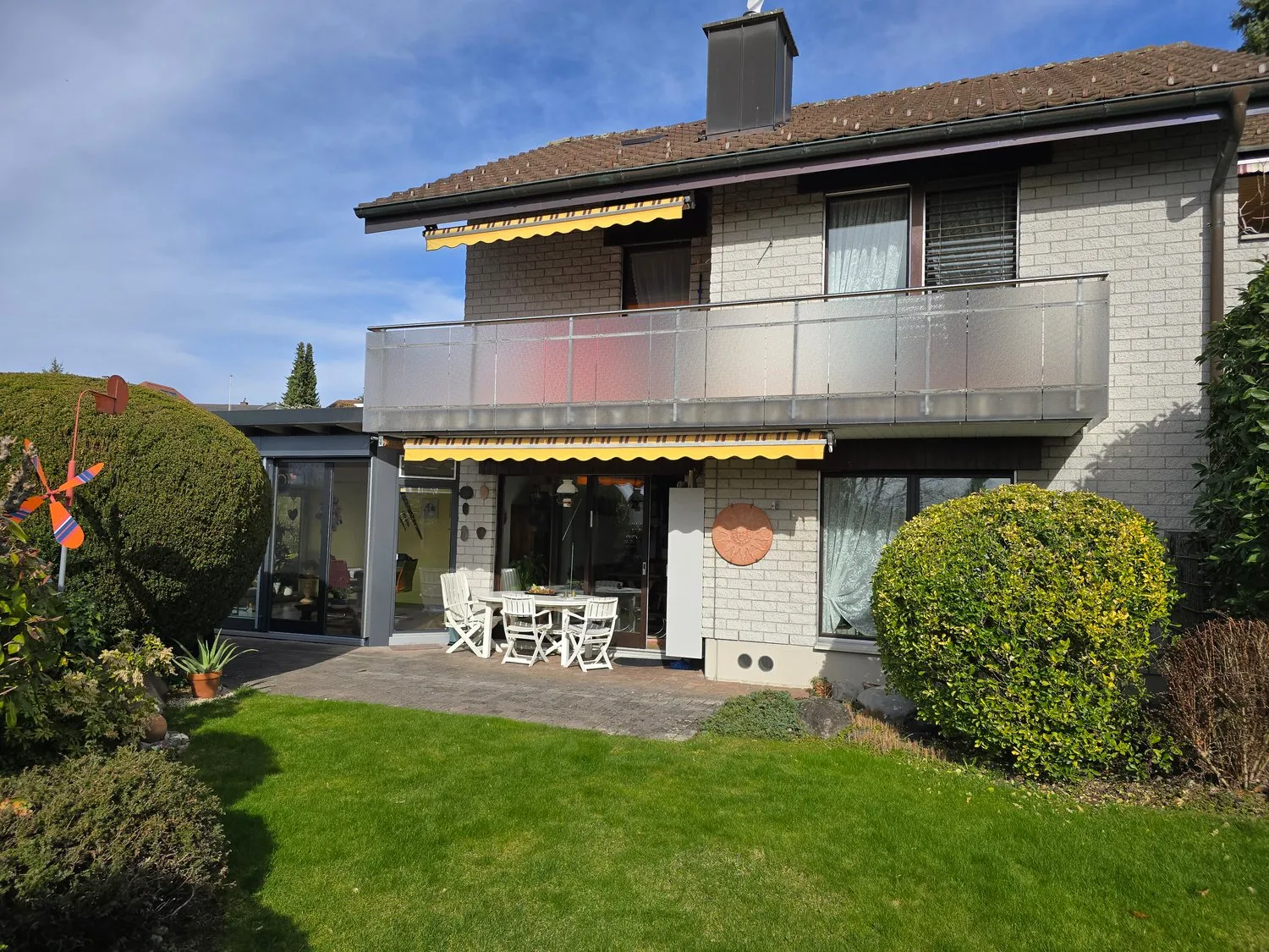 Charmantes 5.5-Zimmer-Doppeleinfamilienhaus in ruhiger Lage von Uster