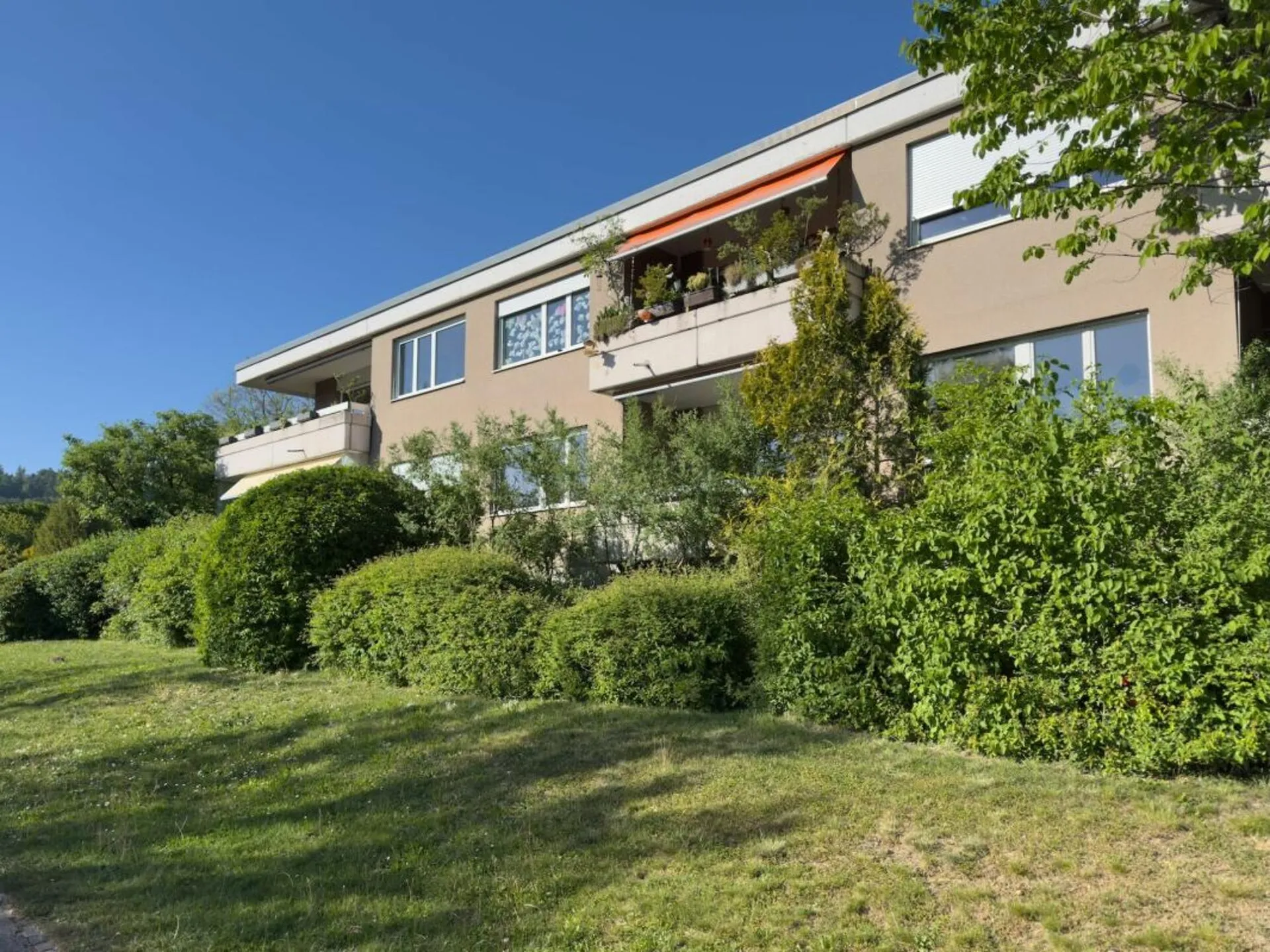 Sonnige 3.5-Zimmer-Eigentumswohnung 80 m² mit Balkon, 19 m² Bastelraum/Studio und Einstellhallenplatz