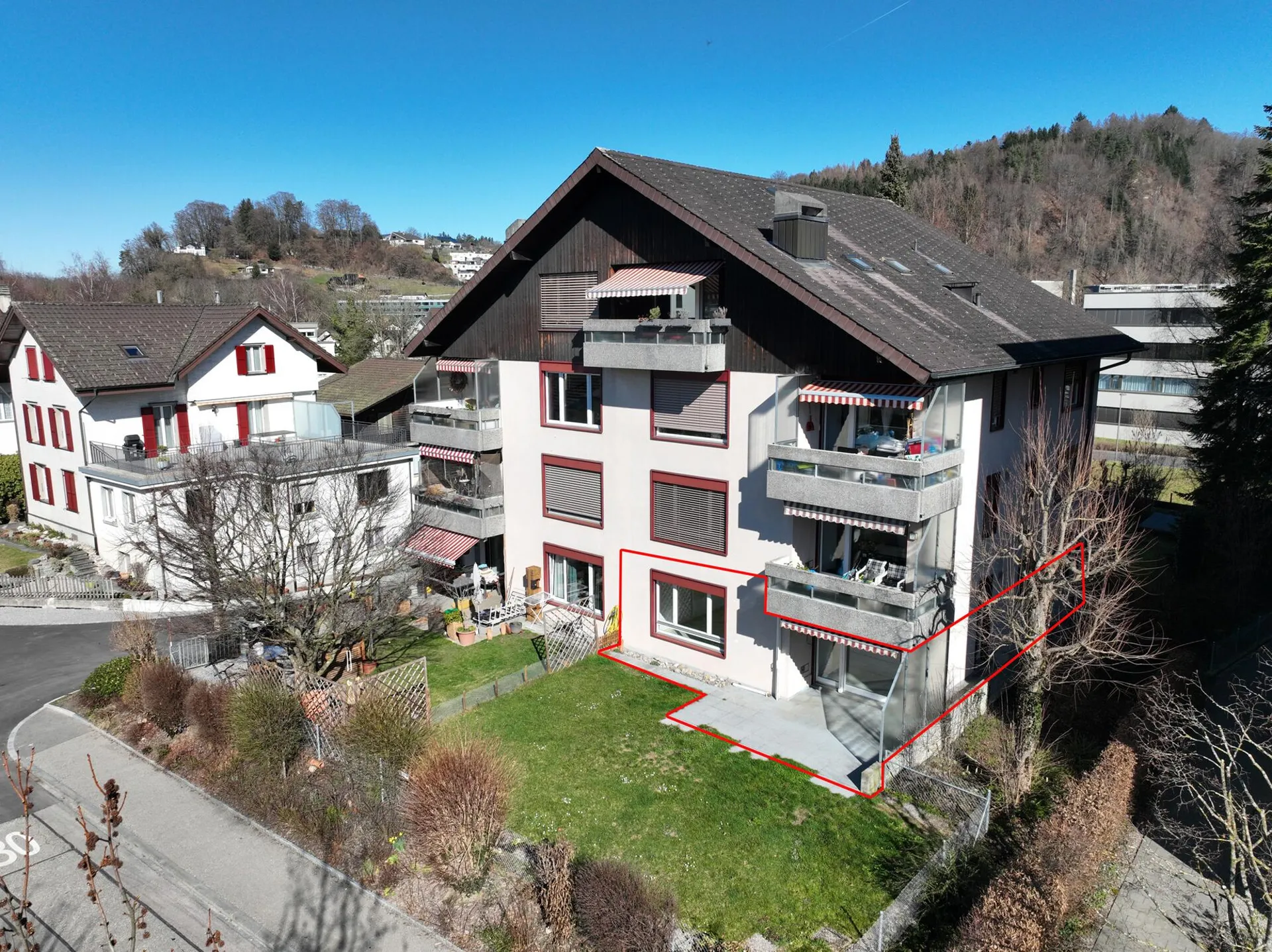 Zentrale und helle 4 -Zimmer-Wohnung mit Garten nur wenige Schritte