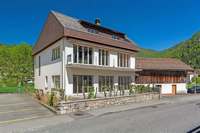 Sonceboz, Haus zu renovieren mit Scheune