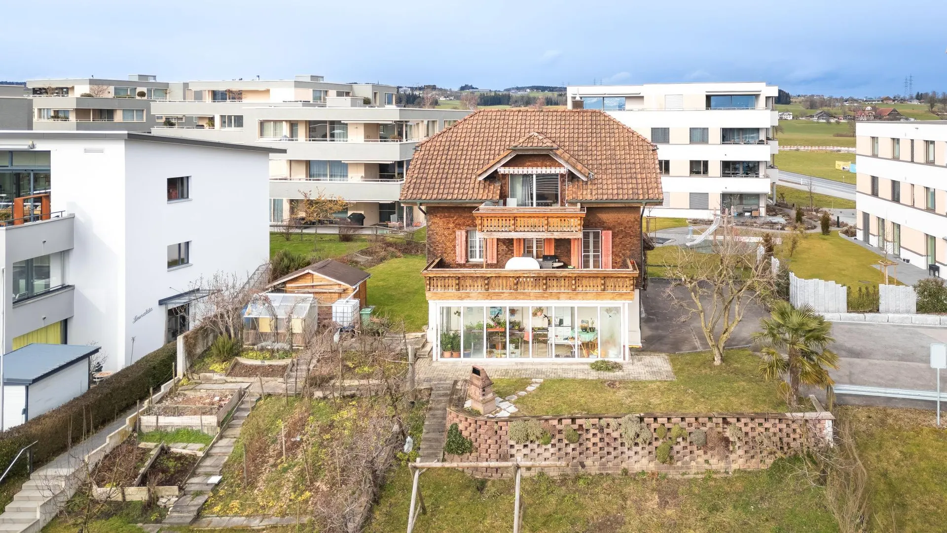 Charmantes Mehrfamilienhaus mit zwei Wohnungen und toller Aussicht in Rain