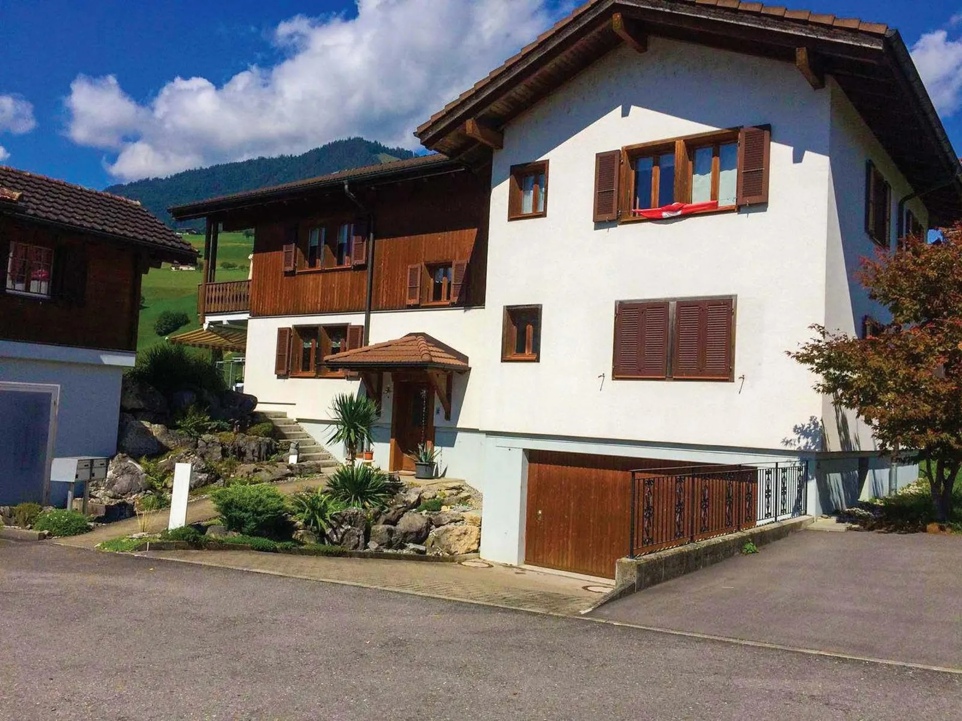 Exklusives Wohnen in Sarnen – Zweifamilienhaus im Chalet-Stil in Kägiswil
