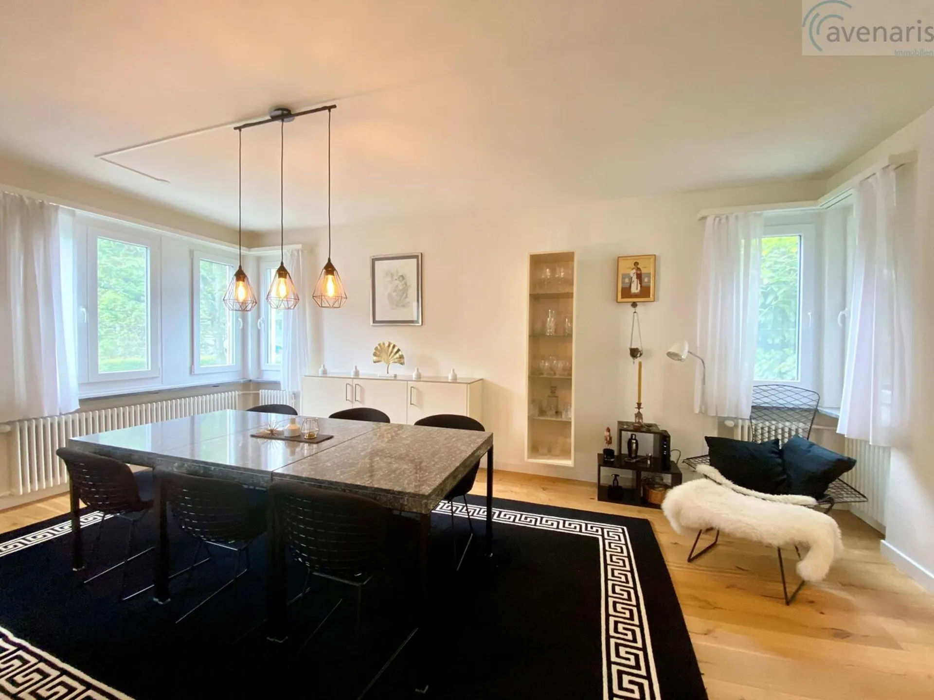 Modernes und geräumiges Doppeleinfamilienhaus an ruhiger Lage