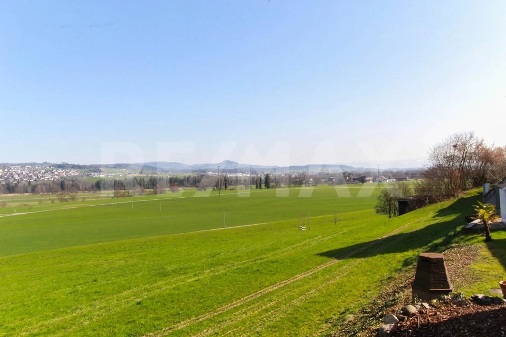 Aussicht auf grüne Wiesen und die Berge