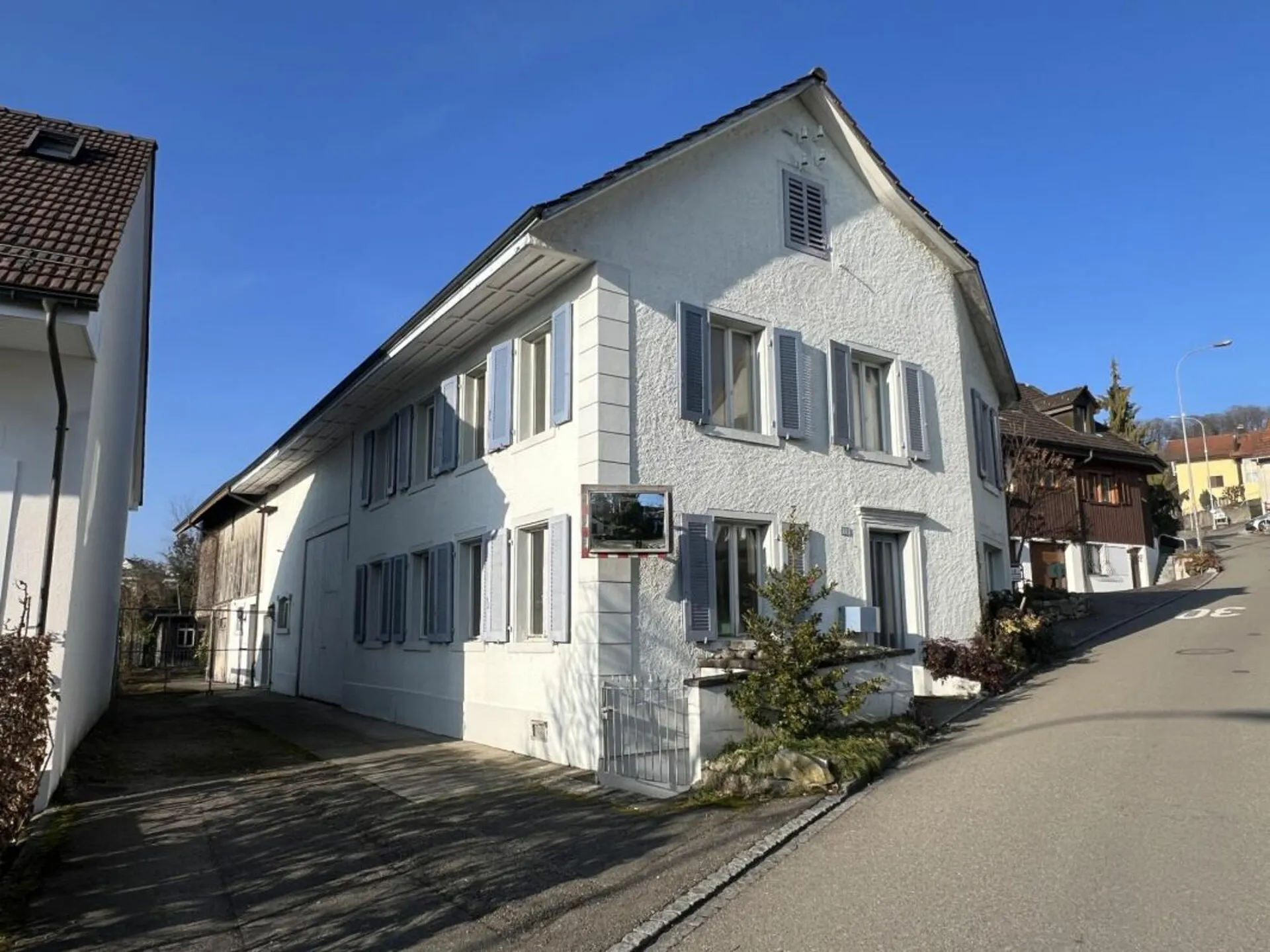 Ehemaliges Bauernhaus mit Scheune, Schopf, grossem Grundstück und viel Potential