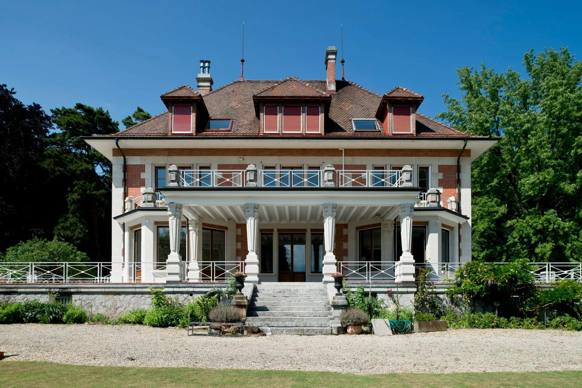 Magnifique villa de maître de 15 pièces avec vue exceptionnelle à louer meublée