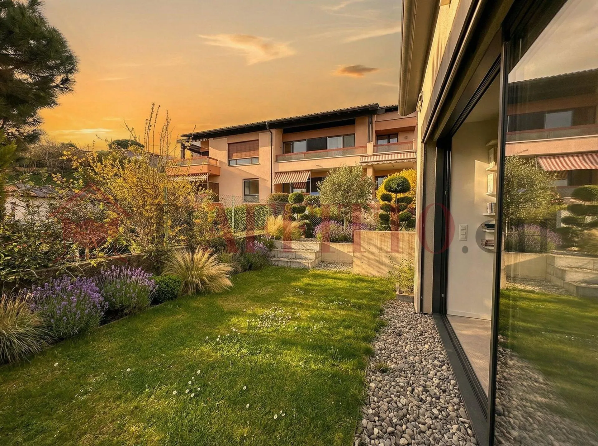 DUPLEX MODERNO CON GIARDINO PRIVATO A COMANO