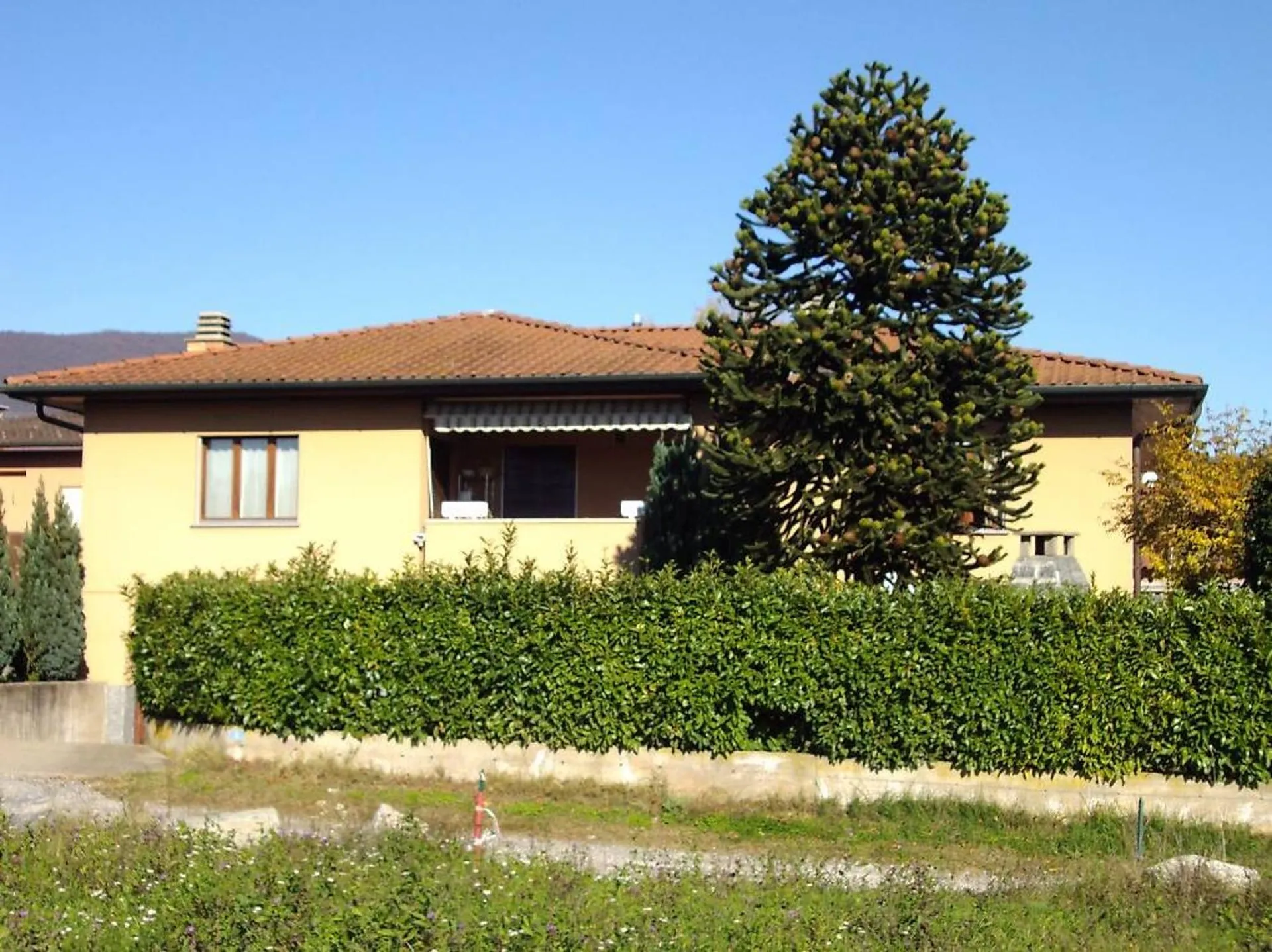 STABIO - VILLA SINGOLA CON GIARDINO E DOPPIA SOLUZIONE ABITATIVA