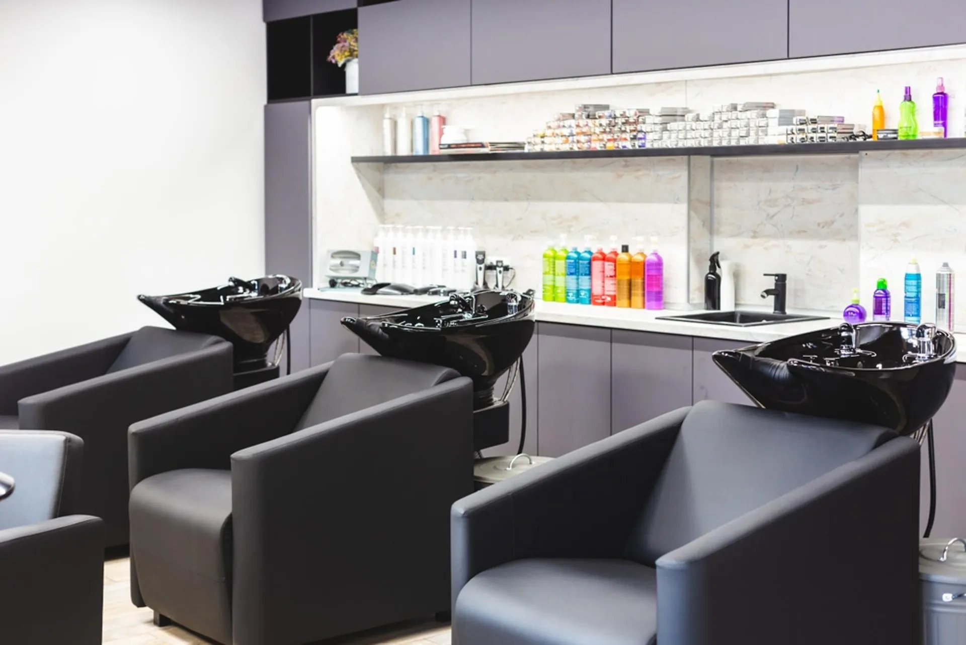 GENÈVE : VIEUX CAROUGE SALON DE COIFFURE EMPLACEMENT N'1 A CEDER