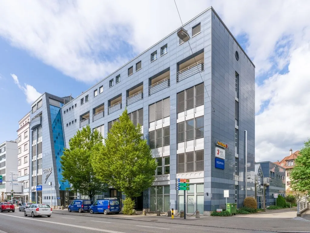 Grosszügige Einstellhallenplätze verfügbar